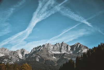 白昼下的灰色岩山